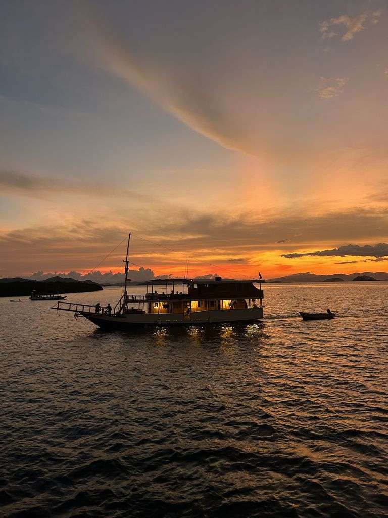 Atardecer desde un barco en Komodo