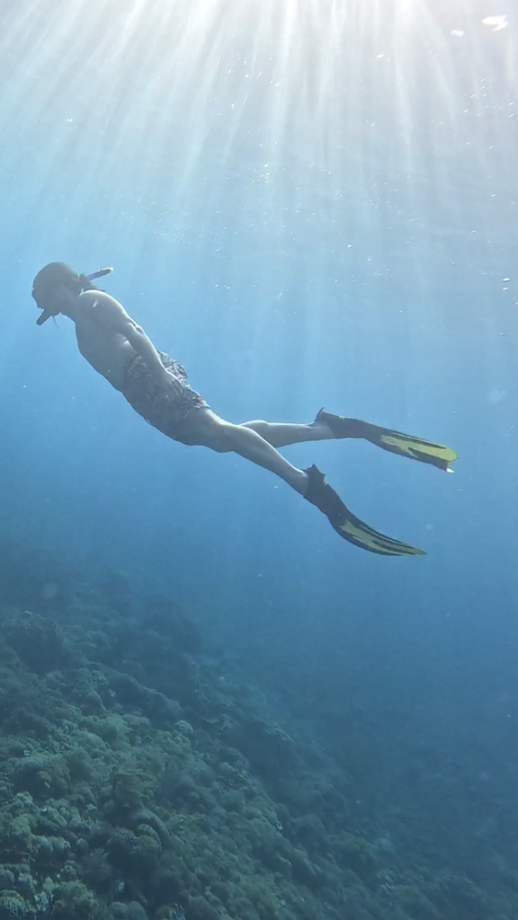 Ángel Herrera haciendo snorkel en tour a Komodo
