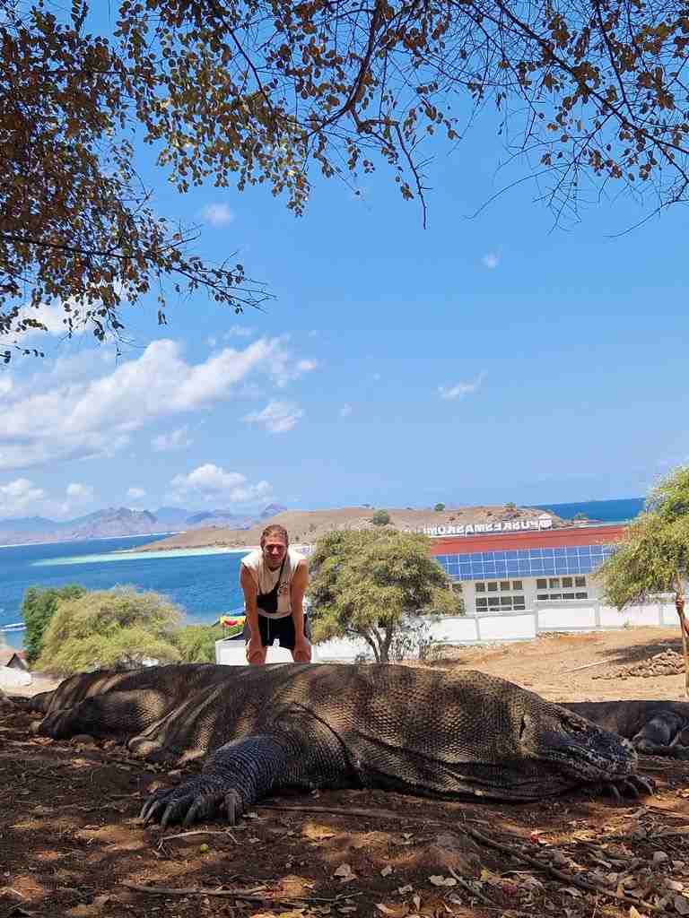 Ángel Herrera con un dragón de Komodo