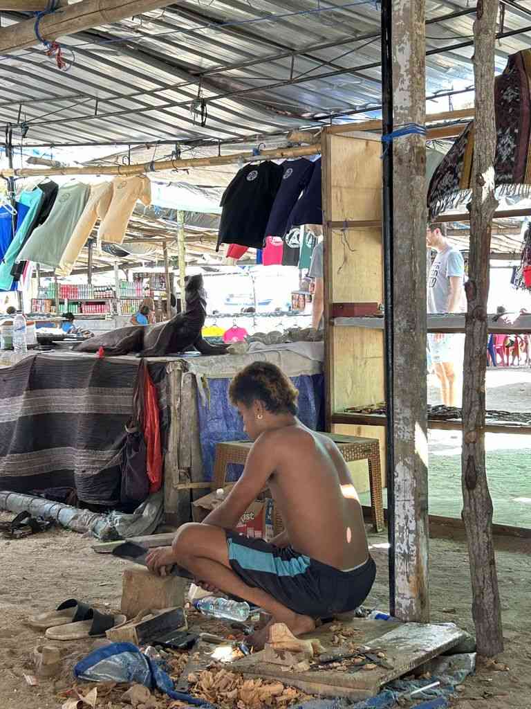 Persona Local tallando madera en islas cercanas a Komodo