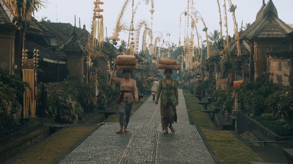 Camino lleno de penjores en fiestas de Galungan y Kuningan en Bali