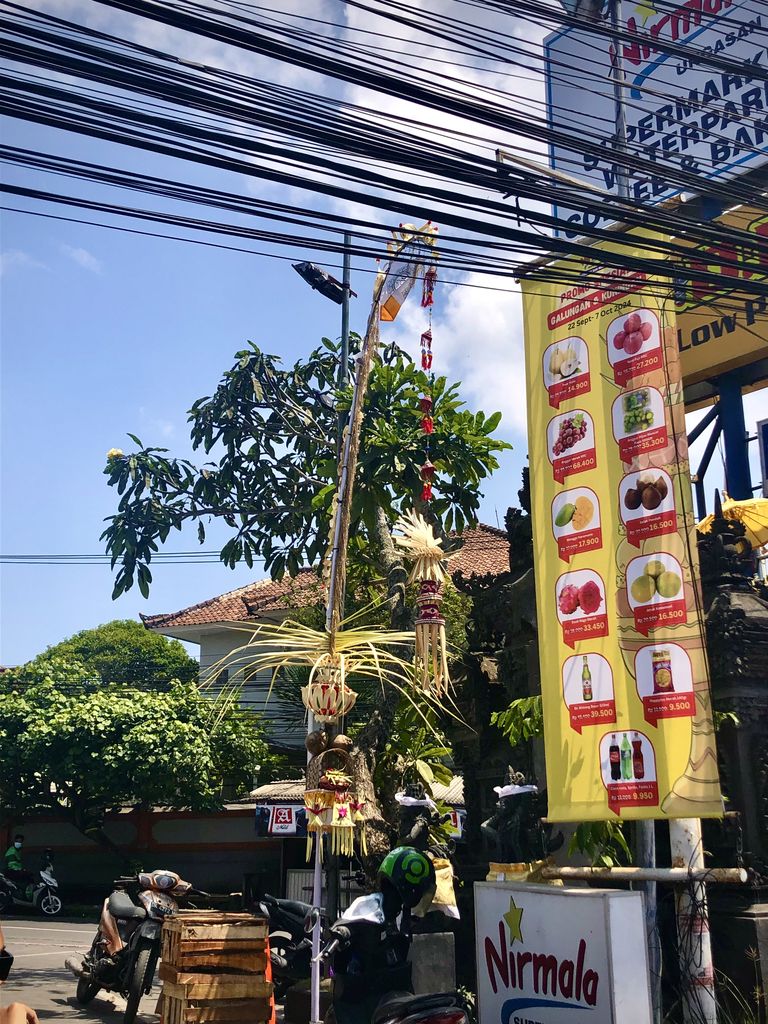 Penjor en la puerta de un puesto de comida en Bali
