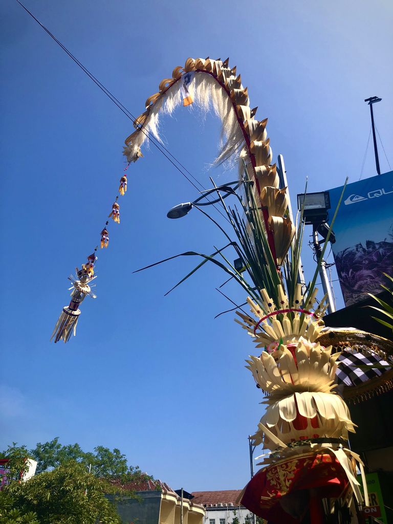 Penjor encontrado en la puerta de una tienda de ropa
