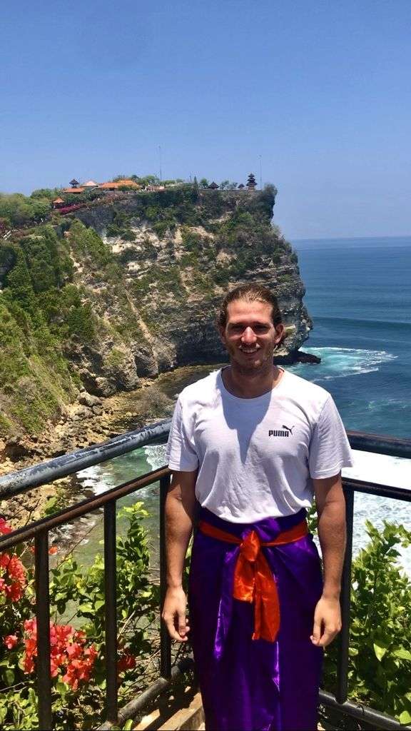 Ángel Herrera en el templo de Uluwatu