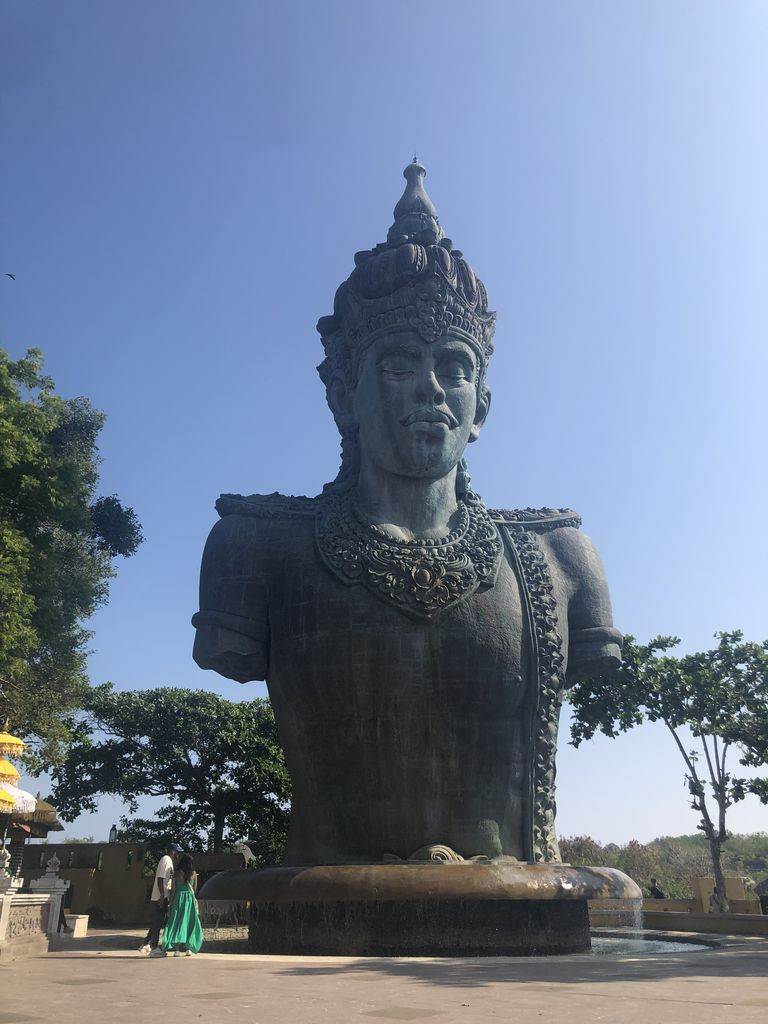 Estatua en el complejo de Garuda en Uluwatu