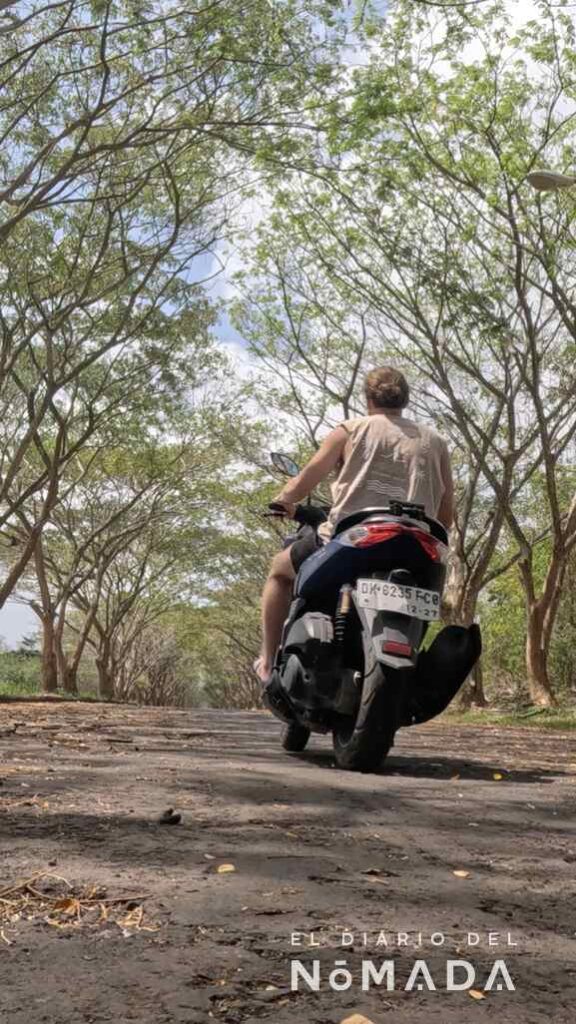Ángel Herrera conduciendo moto en Bali