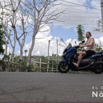 Ángel Herrera conduciendo una moto en Uluwatu, Bali