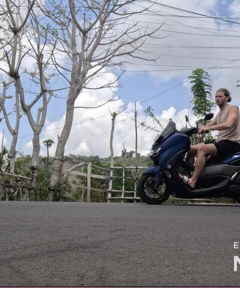 Ángel Herrera conduciendo una moto en Uluwatu, Bali
