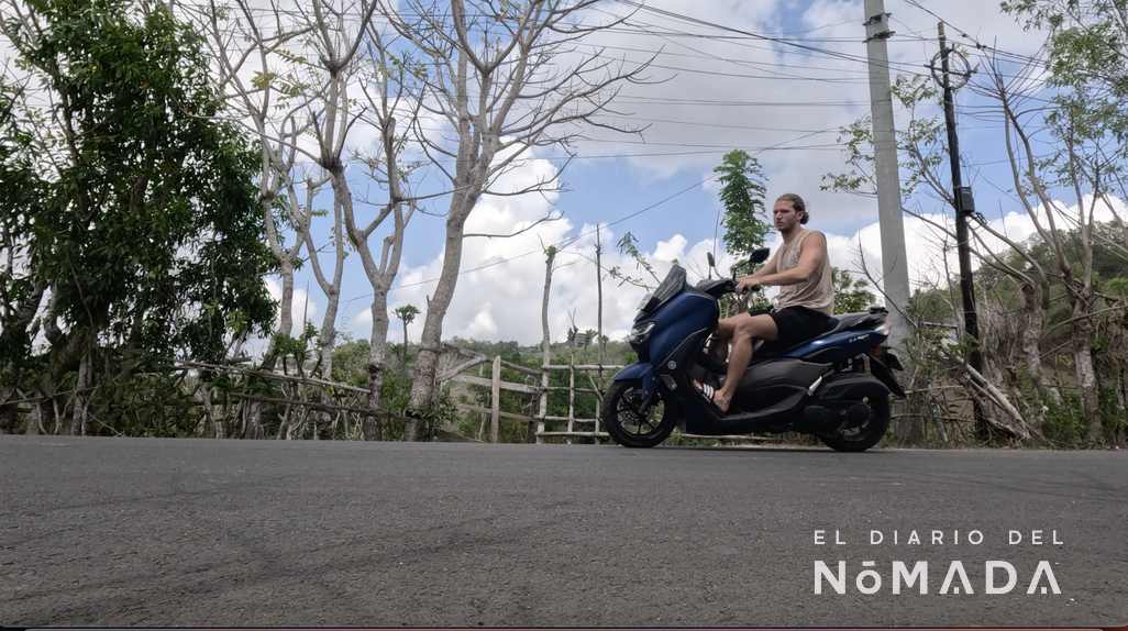 Ángel Herrera conduciendo una moto en Uluwatu, Bali