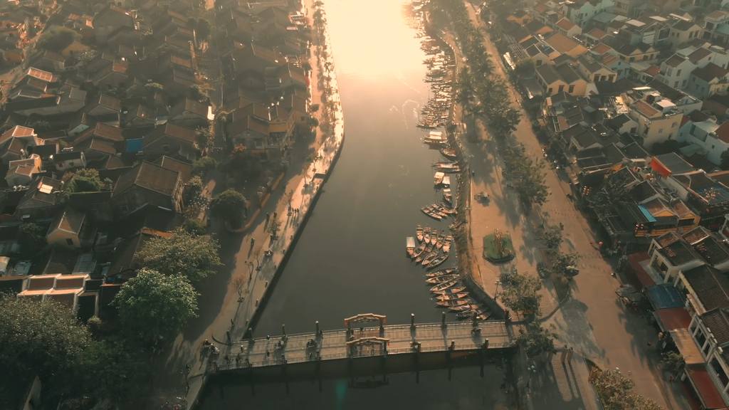 Vista aérea del puente de las luces en Hoi An