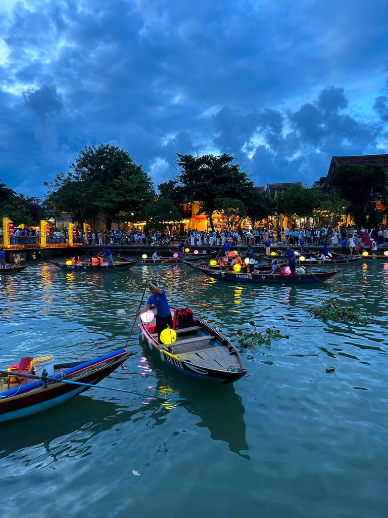 Barcas en el río de Hoi An al anochecer