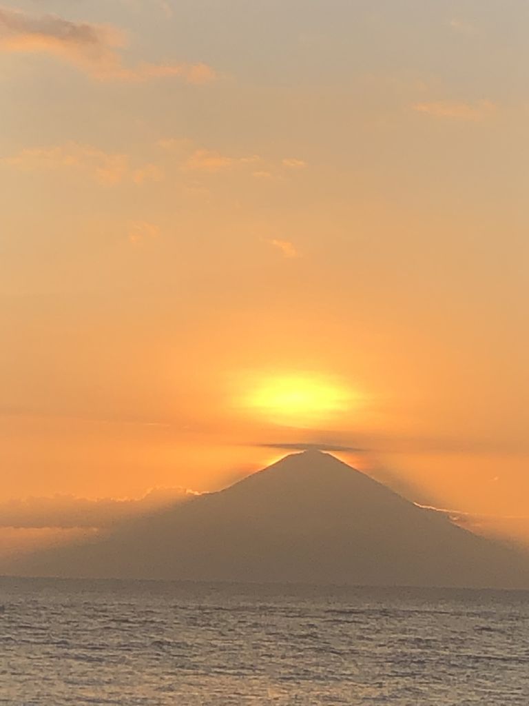 Atardecer desde Lombok con vistas de volcán de Bali