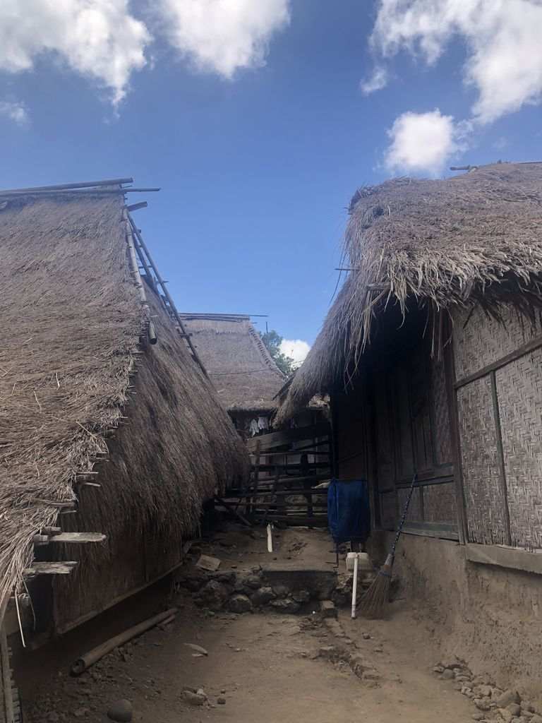 Calle con casas en Sade Village