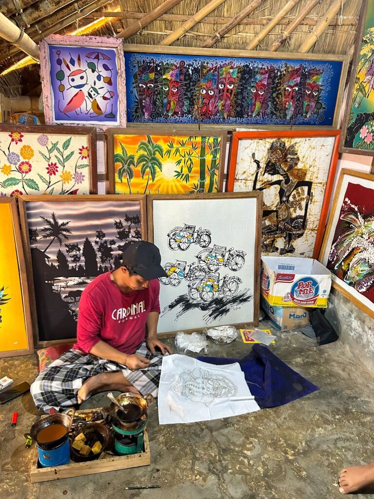 Hombre pintando telas a mano en Sade Vilalg