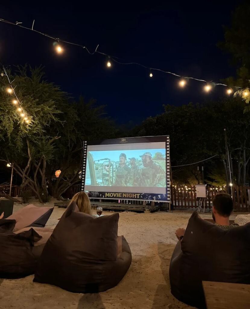 Cine en la playa en Royal Open Cinema at Royal Regantris Trawangan. 