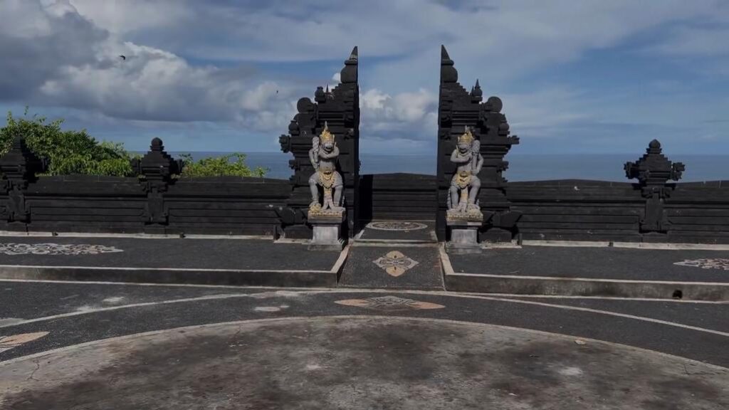 Puerta para la Danza Kecak en el templo de Uluwatu