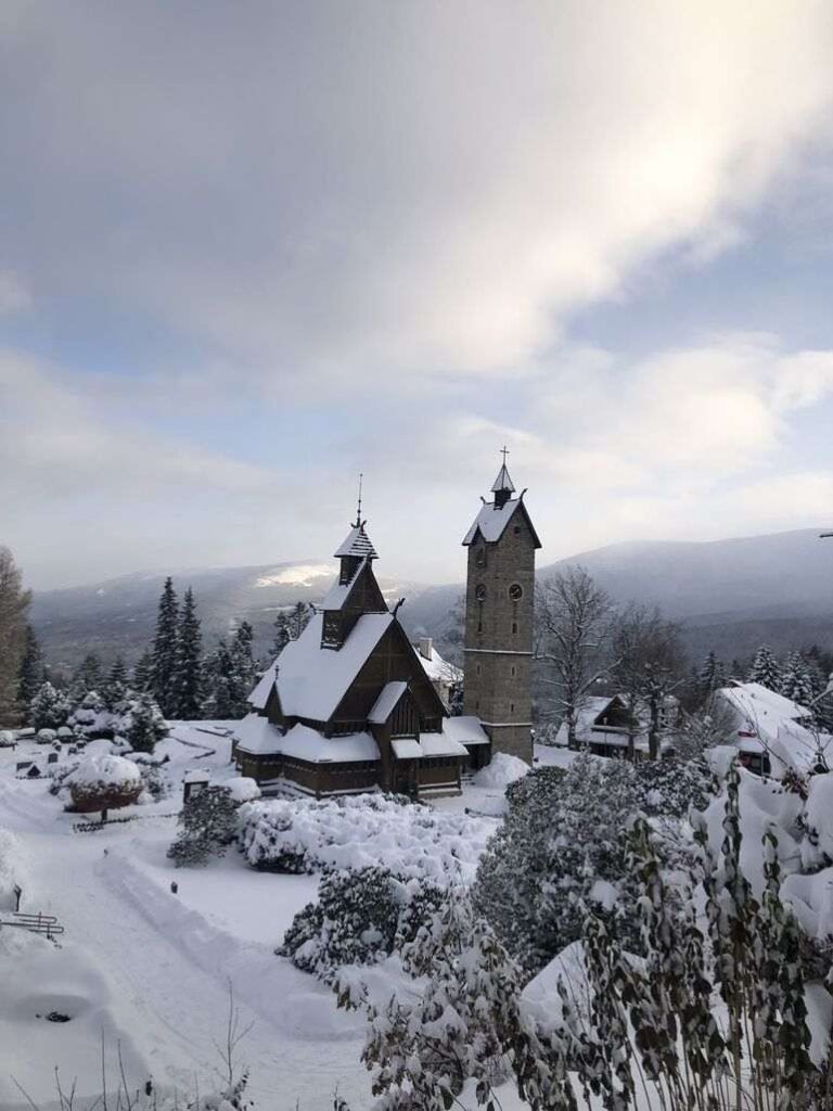 Vista de la iglesia de Karpacz