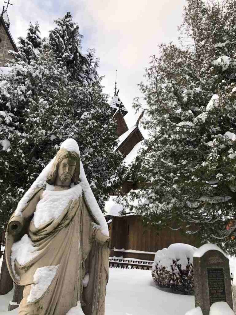 Escultura en la iglesia de madera de Karpacz
