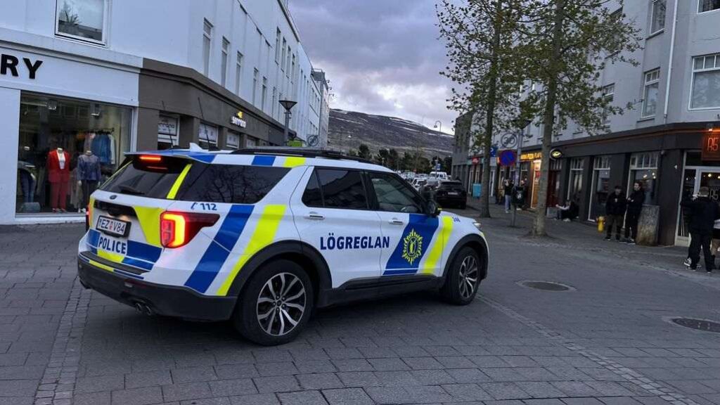 Foto tomada al salir de una discoteca en Akureyri a las 4:00 de la mañana. Se puede ver como ya es de día a esa hora en torno al 20 de mayo.