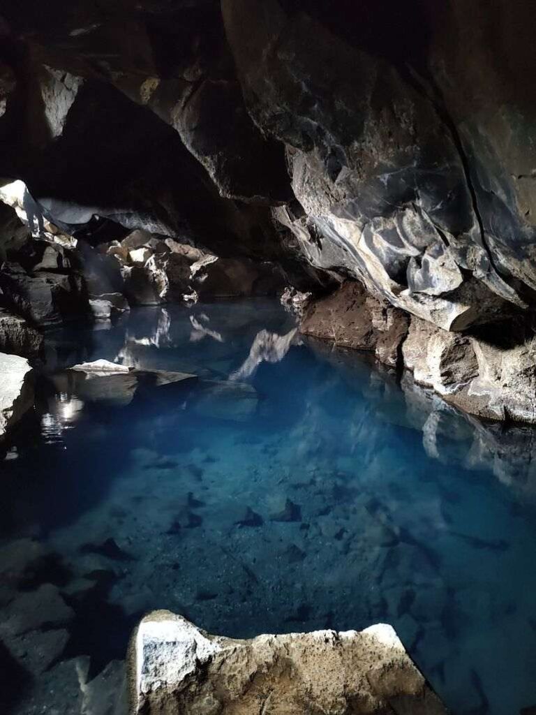 Cueva de Grjótagjá en Islandia, localización de juego de tronos