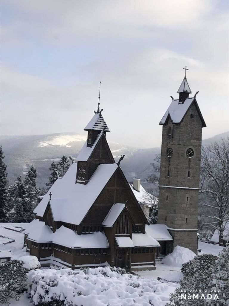 Iglesia de madera de Vang en Karpacz durante el invierno