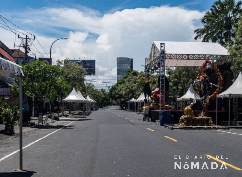 Calle vacía en Bali durante el día del Silencio