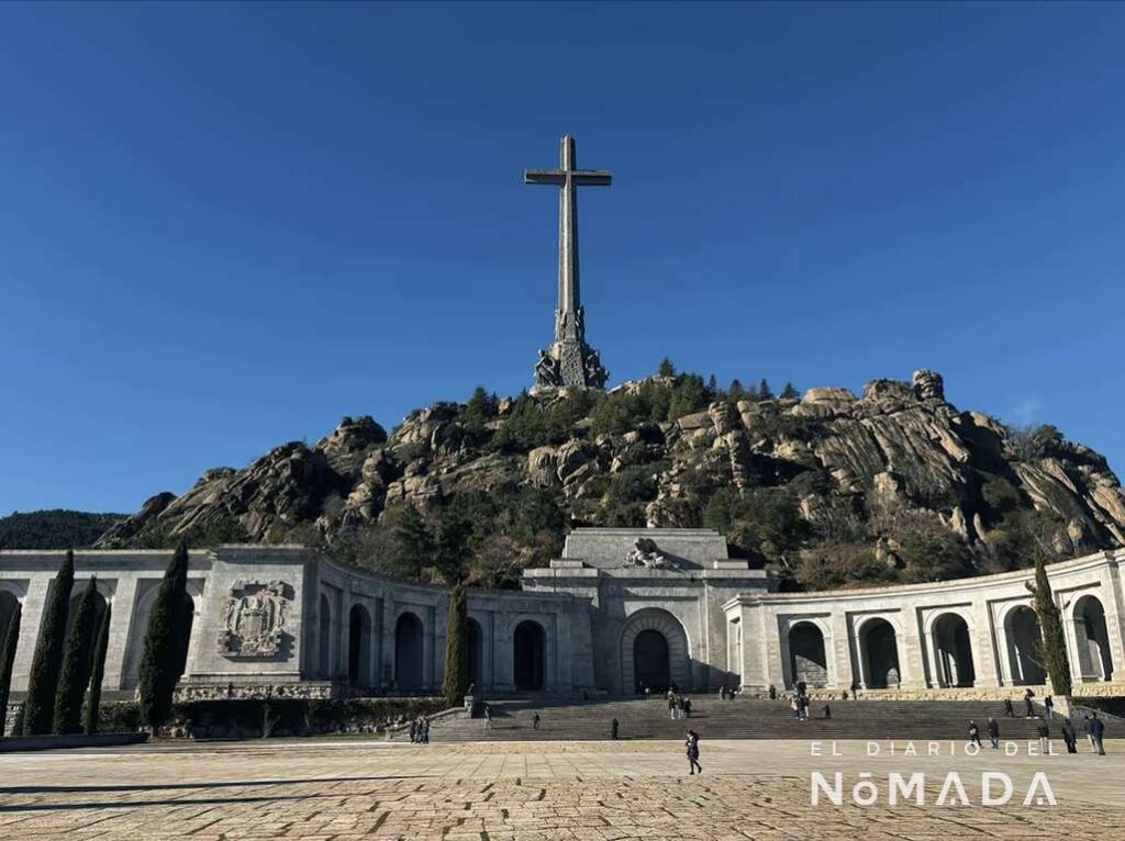 Imagen frontal con cruz del Vale de Cuelgamuros