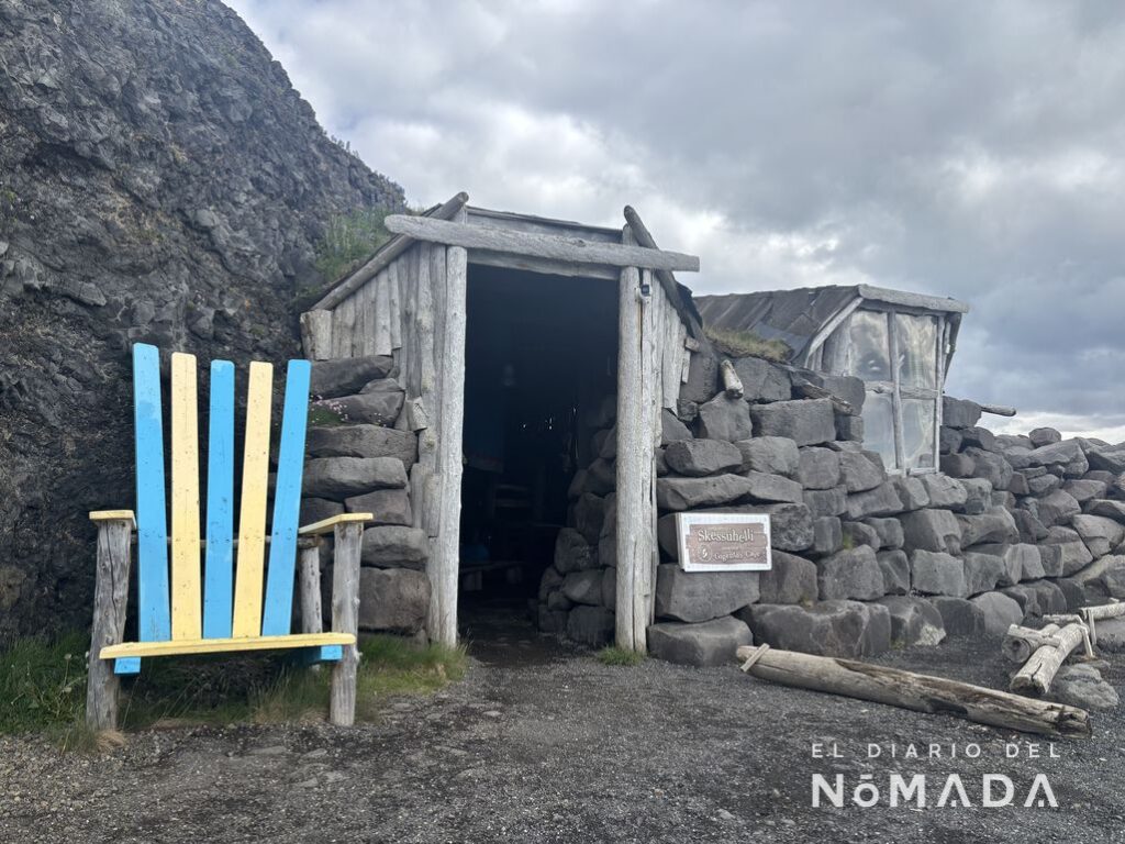 Puerta y silla gigante en la cueva de los gigantes de Keflavik