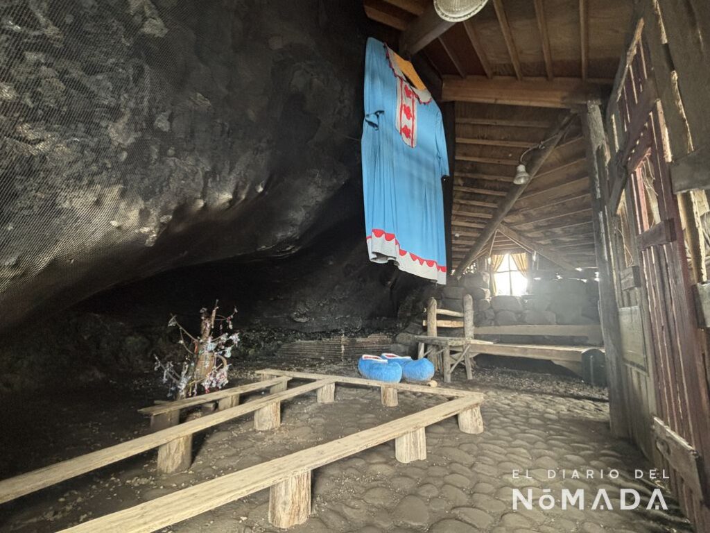 Interior de la cueva de los gigantes en Islandia