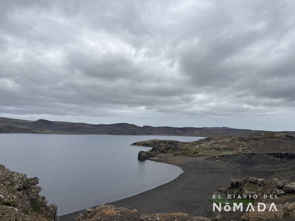 Playa en el lago Kleifarvatn en Islandia
