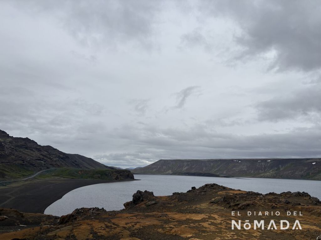 Vista del lago Kleifarvatn desde un acantilado