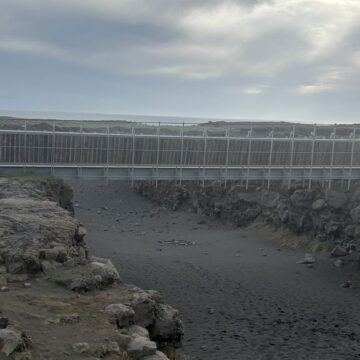 Puente entre dos continentes en la península de Reykjanes, en Islandia