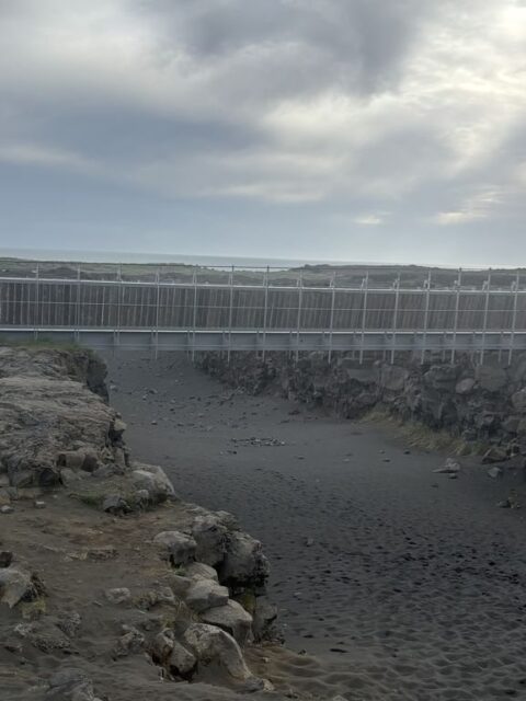 Puente entre dos continentes en la península de Reykjanes, en Islandia