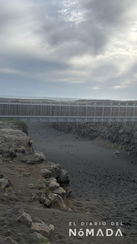 Puente entre dos continentes en la península de Reykjanes, en Islandia