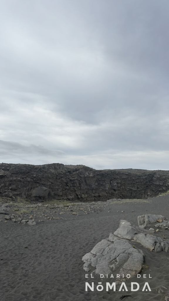 Muro de roca de la separación tectónica en el Puente entre dos continentes de Islandia