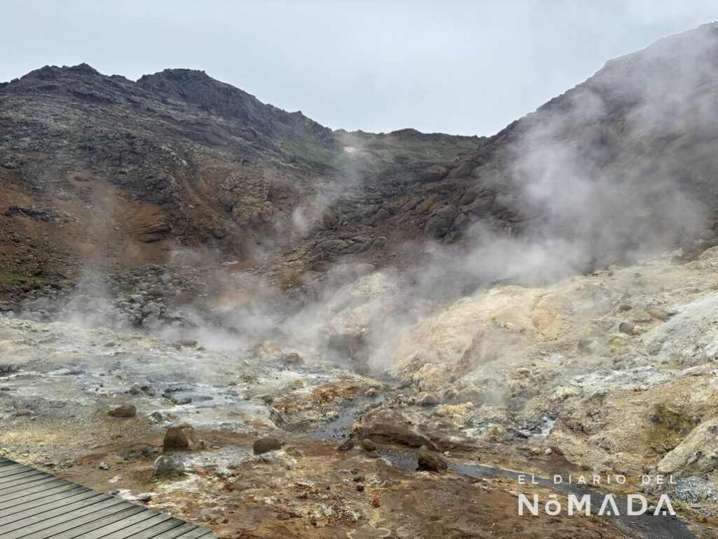 Humo saliendo de la tierra en Seltún