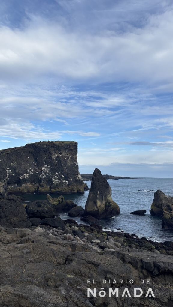 Acantilado en Valahnukamol en Islandia